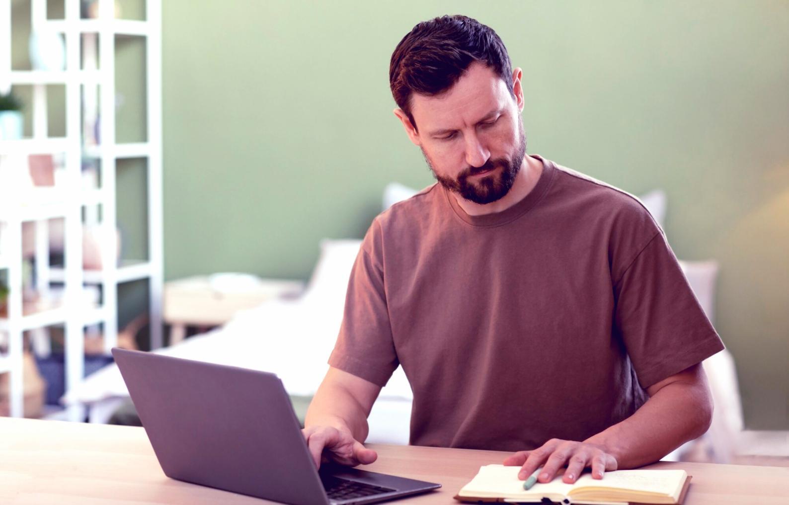 Espace de consultation financière professionnelle avec documentation stratégique